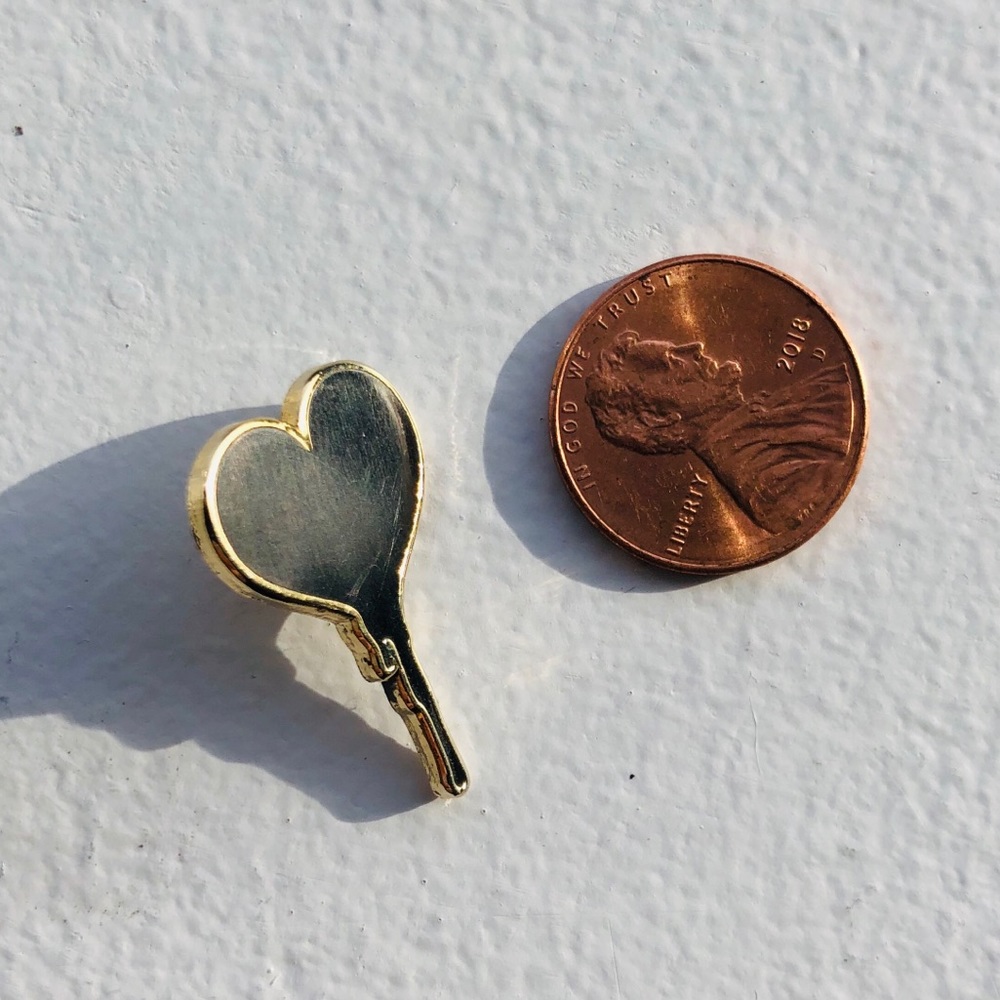 Bleeding heart enamel pin - Picture 5 of 6